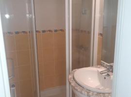 Hotel kuvat: Chambre privée avec salle d'eau