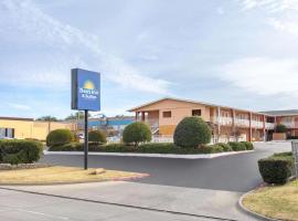 Days Inn & Suites by Wyndham Arlington Near Six Flags, hotel en Arlington