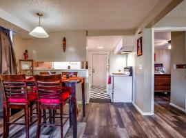 A picture of the hotel: Pet-friendly, 2BD/1B, attached garage, W/D in unit