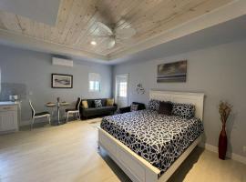 Nicoles Nest Brand New Exquisite Studio Hideaway, Hotel in Freeport
