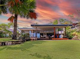 Foto di Hotel: Absolute Beachfront House with Private Pool