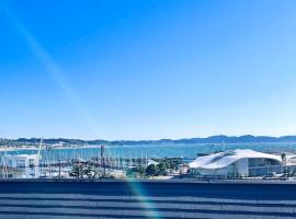 A picture of the hotel: オーシャンビュー 加美屋リゾート 江ノ島,江ノ島の島内,仲見世通りから3分,海と日の出を臨む貸切の和モダン別荘