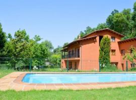 Фотографія готелю: Villa in Viladrau Sleeps 12 with Pool