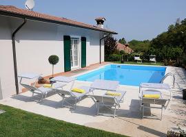 A picture of the hotel: Pirenei Villa Sleeps 12 with Pool Air Con and WiFi