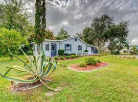 Hotel fotoğraf: Peaceful Lady Lake Home with Screened-In Porch!