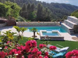 Foto di Hotel: Cal Abadal - A Deluxe Privat Room in a villa with pool and jacuzzi near Barcelona