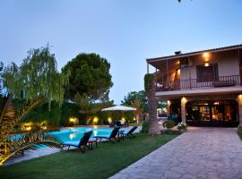 호텔 사진: Villa Bona: A secluded villa less than 50 min. from Athens Intl. Airport