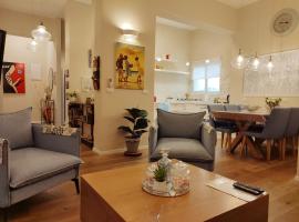 होटल की एक तस्वीर: Nettas luxurious central Jerusalem Ap