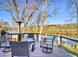 Hotel Foto: Lakefront Home with Fishing Dock and Fire Table!