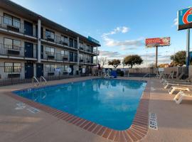 Motel 6-San Antonio, TX - West SeaWorld, hotel in San Antonio