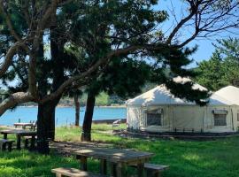 直島町ふるさと海の家 つつじ荘 Seaside Stay Tsutsuji-so, hotel u gradu 'Naoshima'