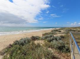 A picture of the hotel: Madora Bay on the Beach