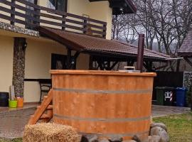 Pensiunea Gradinarilor cu statie de încărcare încărcare electrică auto, Hotel in Comăneşti