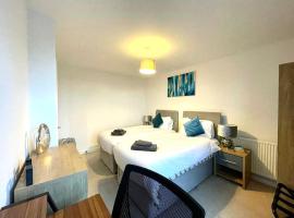 รูปภาพของโรงแรม: Stevenage - 2 Bedroom Apartment, Free Wifi & Balcony Upto 5 guests