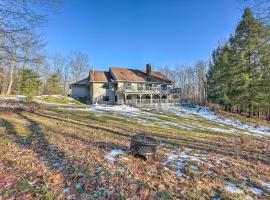 Hotel Foto: Berkshires Getaway with Deck and Mountain Views!