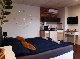 Ady Apartman、タタのホテル