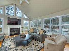 Фотография гостиницы: NEWLY Renovated near Asheville! HOT TUB and seasonal POOL!