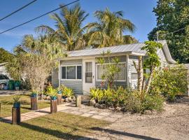 Hotel Photo: Tropical Port Charlotte Cottage - Walk to Bay!