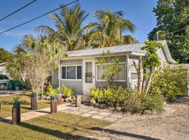 Fotos de Hotel: Tropical Port Charlotte Cottage - Walk to Bay!