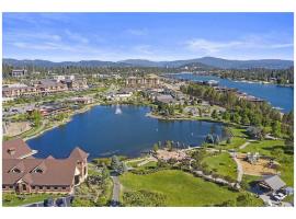 Modern Riverstone Condo with Grand Deck - Steps to Shops, Restaurants, Trails and River, hotel in Coeur d'Alene