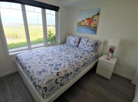 Hotel Photo: Serene 2 bedroom condo with balcony and lakeview