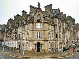 A picture of the hotel: Castle Terrace 1 Bed Apartment Looking onto Edinburgh Castle - Sleeps upto 4