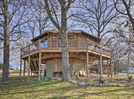 A picture of the hotel: Sunset Bluff Treehouse On Bull Shoals Lake!