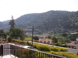 Hotel fotoğraf: Bungalow with 2 double bedrooms in the hills .