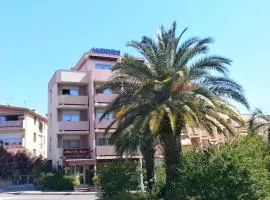 Hôtel Maya, Hotel in Cavalaire-sur-Mer