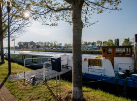 รูปภาพของโรงแรม: Houseboat Jana - with sauna and terrace