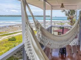 Nias Surf Villa. Beach front. Wave view!, ξενοδοχείο σε Lagudri