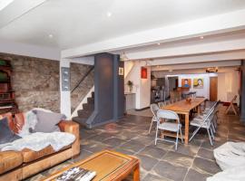 A picture of the hotel: higgihaus #5 Sleeps 14-16 Hens Stags Big Groups