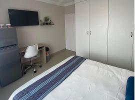 Hotel fotografie: Smart room in a quiet area with no load shedding