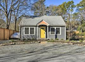 Zdjęcie hotelu: Renovated Carrboro House with Deck and Fire Pit!