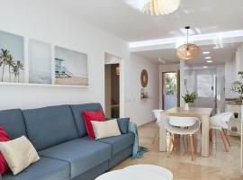 Hotel kuvat: Bright Sunny Albir Beach Apartment