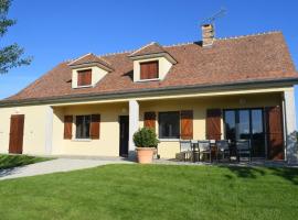 A picture of the hotel: Gîte Les Bréviaires, 6 pièces, 10 personnes - FR-1-527-5