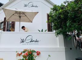 รูปภาพของโรงแรม: The Charles Cafe & Guesthouse