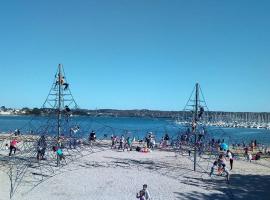 Foto di Hotel: Les terrasse du rody, vue mer .