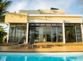 รูปภาพของโรงแรม: Villa Angelou - Sunlit Beach Getaway with Pool and WIFI