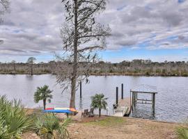 Hotel Photo: Welcoming Trent River Cottage with Fire Pit and Grill!