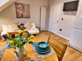 Фотографія готелю: Modern & Cosy apartment in the heart of the historic old town of Aberdeen, free WiFi, free parking