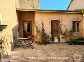 Foto di Hotel: Gîte Saint-Haon-le-Châtel, 4 pièces, 11 personnes - FR-1-496-252