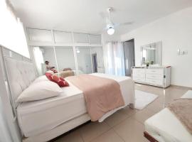 Hotel Foto: 6-1 SANTIAGO CITY GREAT COZY APT TO STAY - Cozy 3 bedrooms Apartment for 7 peoples - close to all kind the business wifi - Air Condition