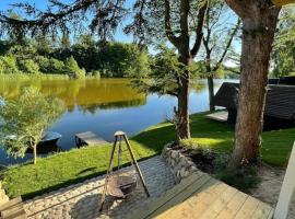 Hotel foto: Hyggelig sommerhus. med udsigt, til vand fra senge