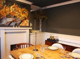 Hotel Photo: The Elms @ No.58 - Luxury 4 Bed Detached Residence