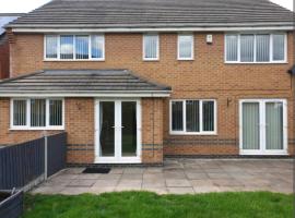 A picture of the hotel: Stunning 4-Bed House in Walsall