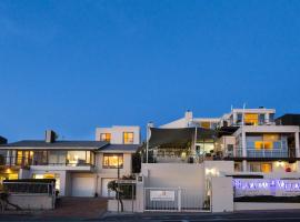 Blaauw Village Guest House, hotel in Bloubergstrand