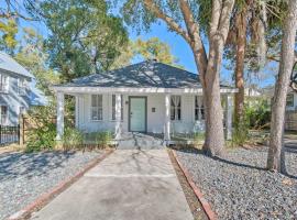 A picture of the hotel: Charming 100-Year-Old Home Less Than 1 Mi to Downtown