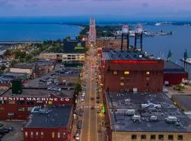 The Suites Hotel at Waterfront Plaza, hotel in Duluth