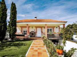 ホテル写真: El rancho Gómez, chalet con piscina. AVILA , El Barraco